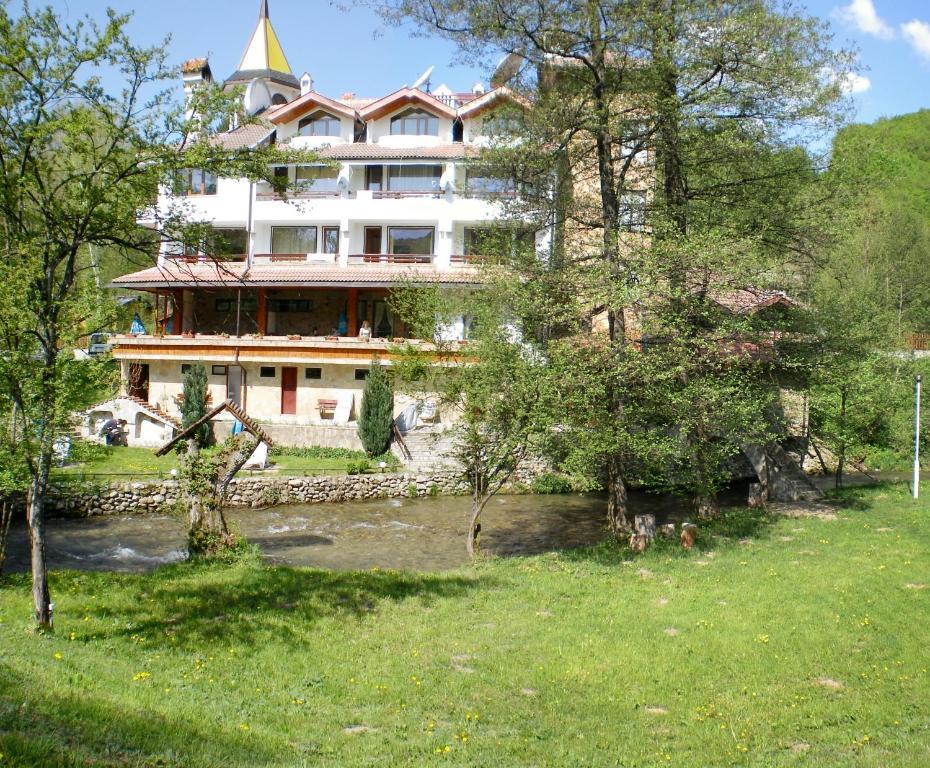 Hotel Paradise Place Kalofer Exterior photo